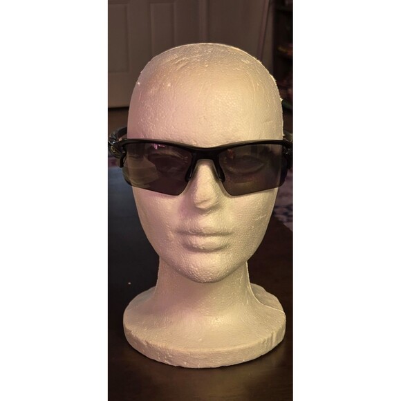 Oakley sunglasses in excellent condition - Picture 1 of 4